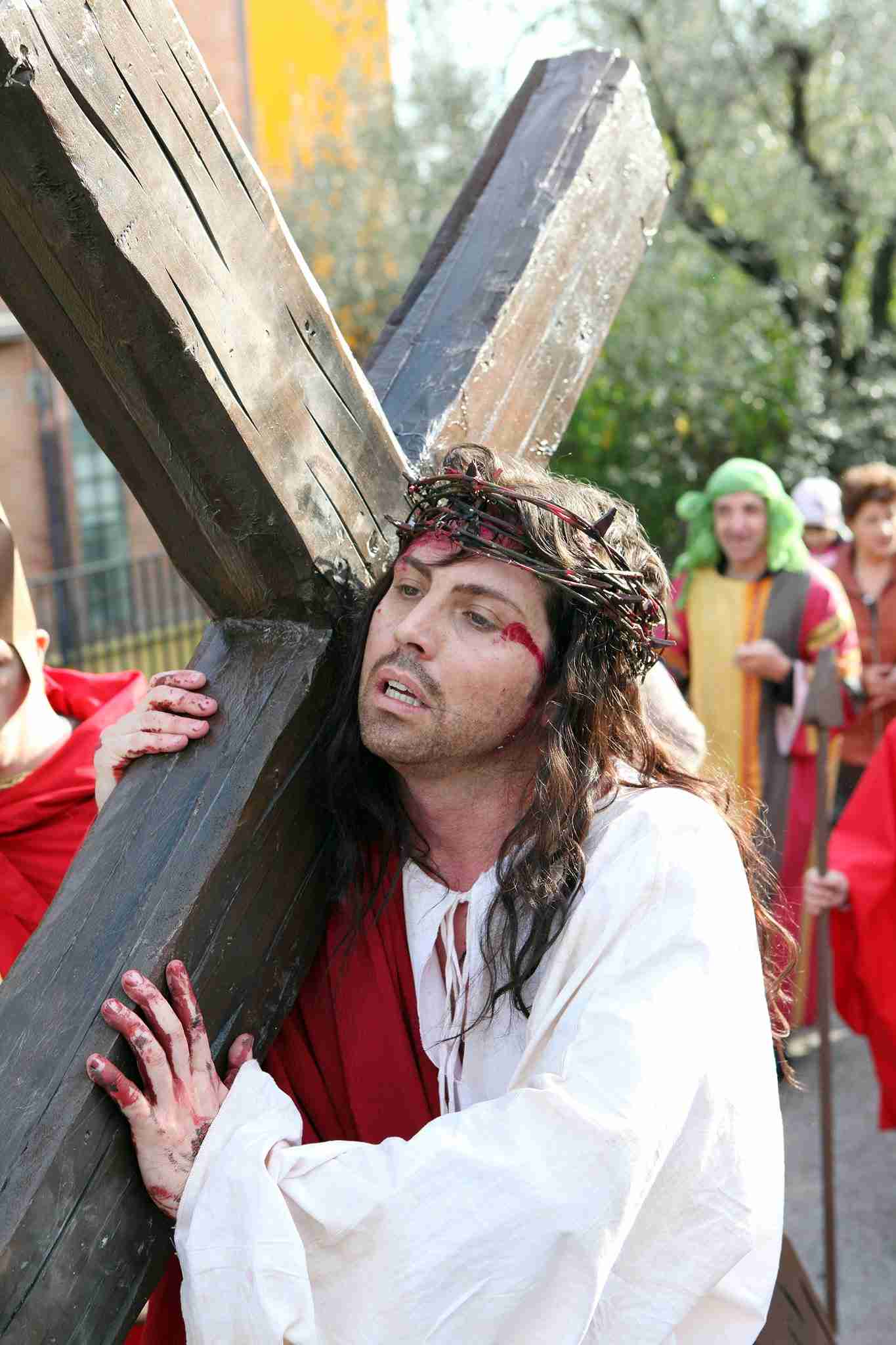 Vincenzo Bocciarelli interpreta Cristo nella Via Crucis di Eboli